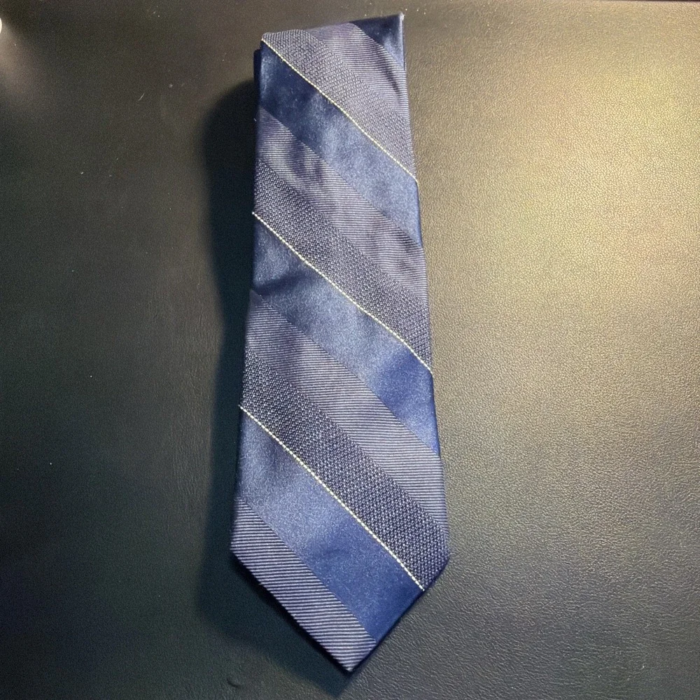 Brooks Brothers Makers And Merchants Navy Striped Silk Tie!